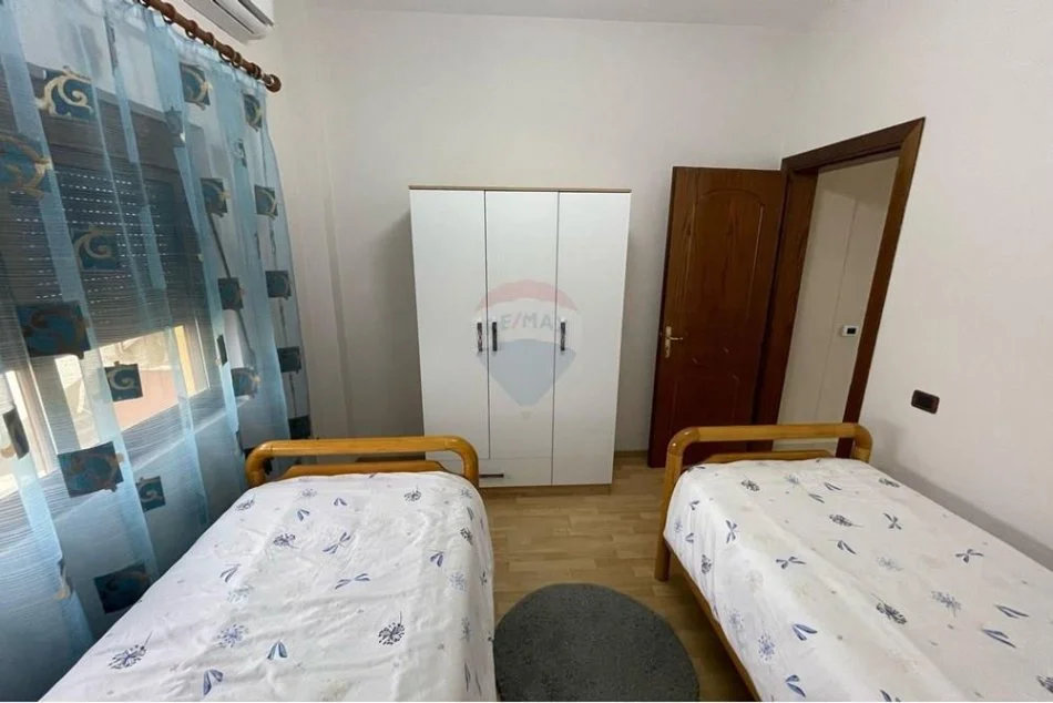 Tirane, jepet me qera apartament 2+1+Ballkon Kati 2, 90 m² 650 € (Liqeni i Thate)