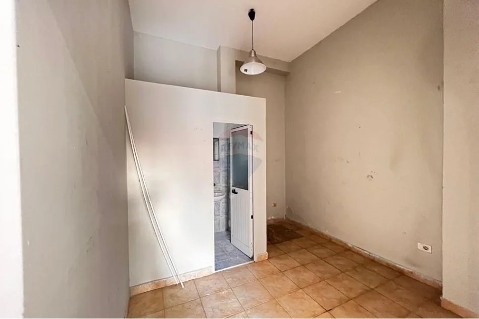 Tirane, jepet me qera zyre Kati 0, 300 € (Rruga re Barikadave)