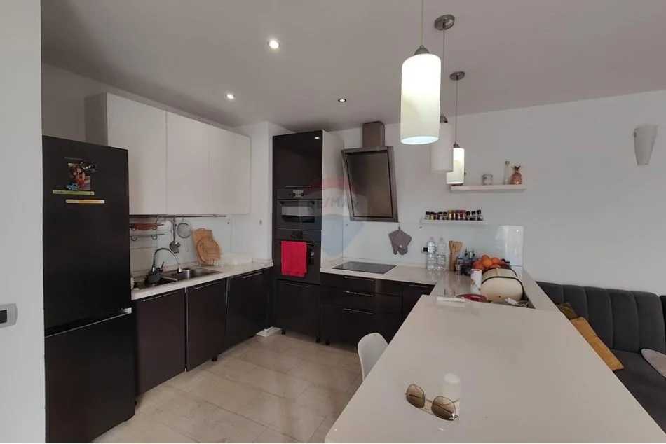 Tirane, jepet me qera apartament 2+1 Kati 9, 93 m² 800 € (Myslym Shyri)