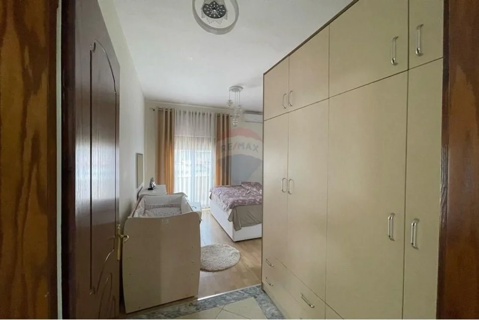 Tirane, jepet me qera apartament 2+1+Ballkon Kati 2, 90 m² 650 € (Liqeni i Thate)