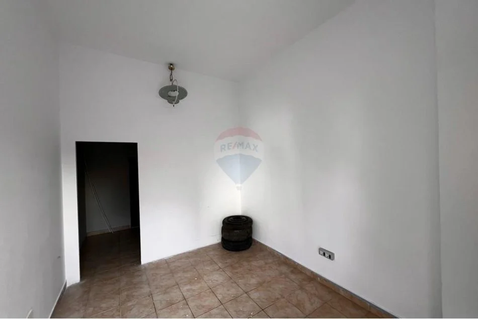 Tirane, jepet me qera zyre Kati 0, 300 € (Rruga re Barikadave)