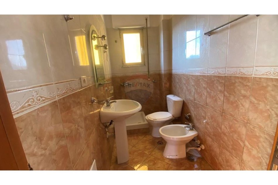 Tirane, jepet me qera apartament 2+1 , 450 € (Selvia)
