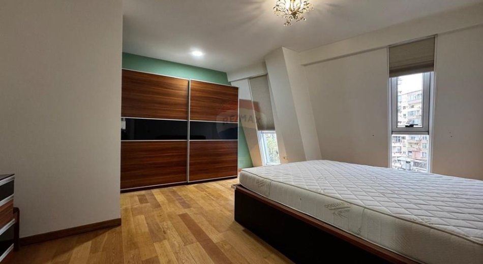 Tirane, jepet me qera apartament 3+1 Kati 5, 220 m² 2.200 € (Rruga e Elbasanit)