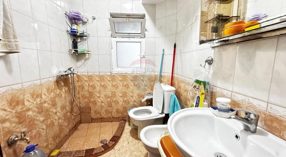 Tirane, jepet me qera 1+1 , 55 m² 380 € (Oxhaku tek Porcelane)