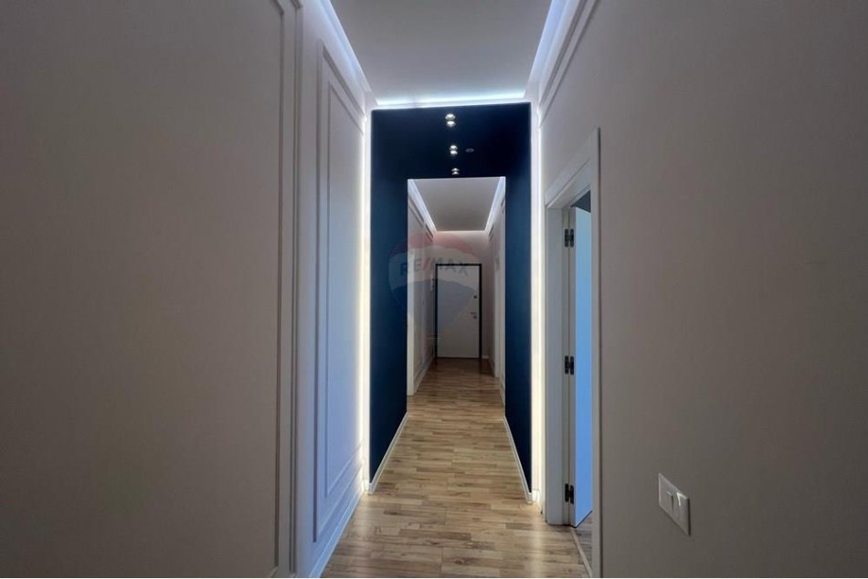 Tirane, jepet me qera zyre Kati 7, 120 m² 1.200 € (Rruga e Kavajes)