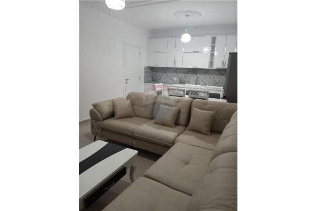 Tirane, jepet me qera apartament 1+1 Kati 7, 69 m² 400 Euro (Rruga e dibres)