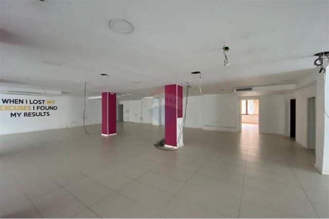 Tirane, jepet me qera ambjent biznesi Kati 1, 575 m² 8.500 Euro (bllok)