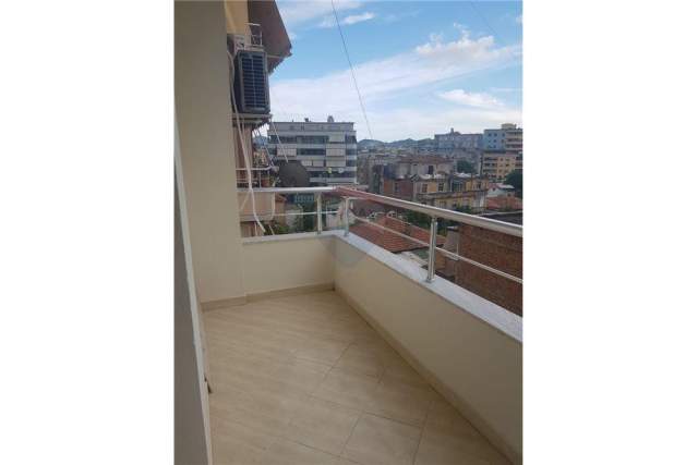 Tirane, jepet me qera apartament 1+1+BLK Kati 4, 50 m² 400 Euro (hoxha tahsim)