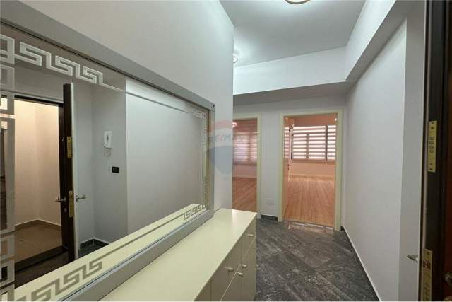 Tirane, jepet me qera zyre Kati 1, 96 m² 800 Euro (Tatimet)