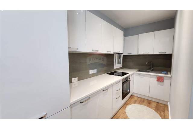 Tirane, jepet me qera apartament 2+1 Kati 1, 90 m² 680 Euro (Kompleksi Kontakt)