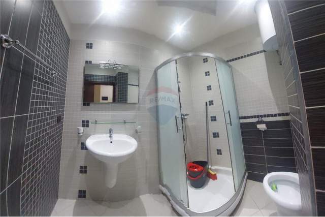 Tirane, jepet me qera apartament 1+1+BLK Kati 8, 67 m² 400 Euro (Hoxha Tahsim)