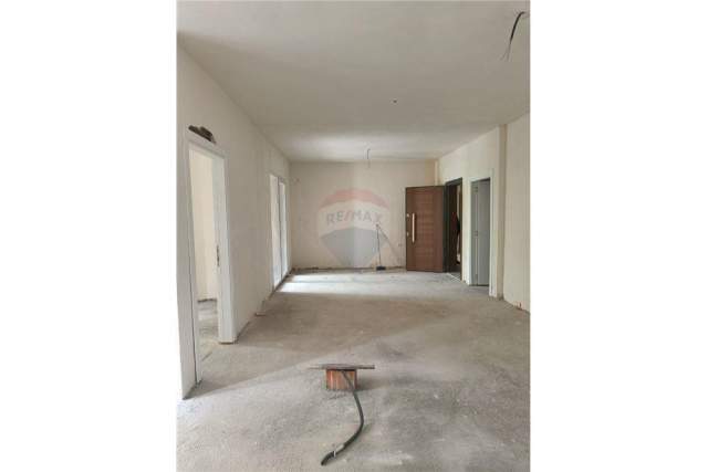 Tirane, jepet me qera ambjent biznesi Kati 2, 91 m² 350 Euro (Rruga e Dibres)
