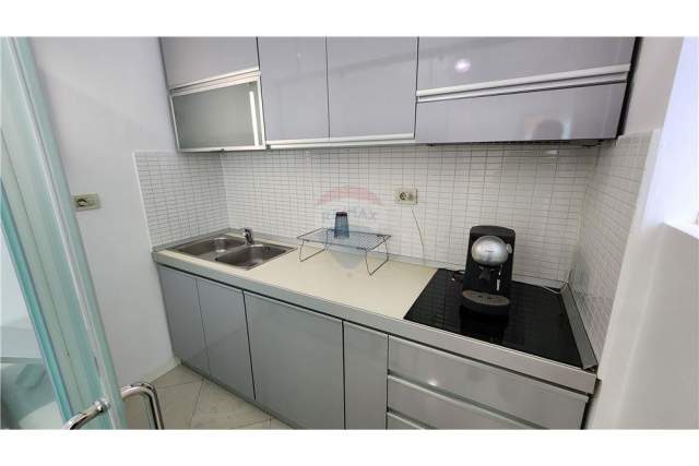 Tirane, jepet me qera zyre Kati 13, 100 m² 1.400 Euro (Bulevardi Bajram Curri)