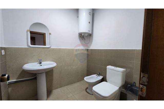 Tirane, jepet me qera zyre Kati 8, 340 m² 3.200 Euro (bllok)