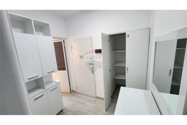 Tirane, jepet me qera apartament 1+1+BLK Kati 3, 50 m² 450 Euro (Rruga Barrikadave)