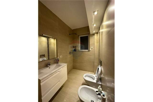 Tirane, jepet me qera apartament 2+1+BLK 200 m² 900 Euro