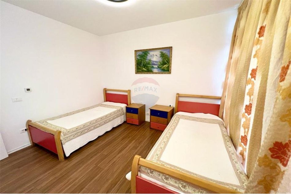 Tirane, jepet me qera Vile 2+1+Ballkon Kati 3, 130 m² 600 € (rruga e elbasanit)