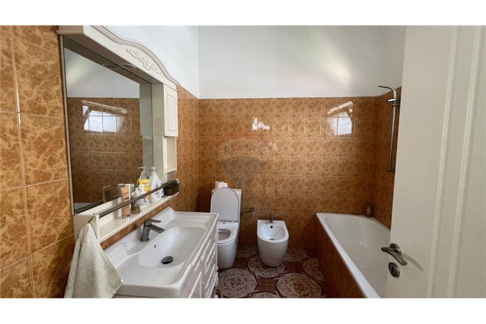 Tirane, jepet me qera apartament 2+1 Kati 2, 95 m² 600 € (myslym shyri)