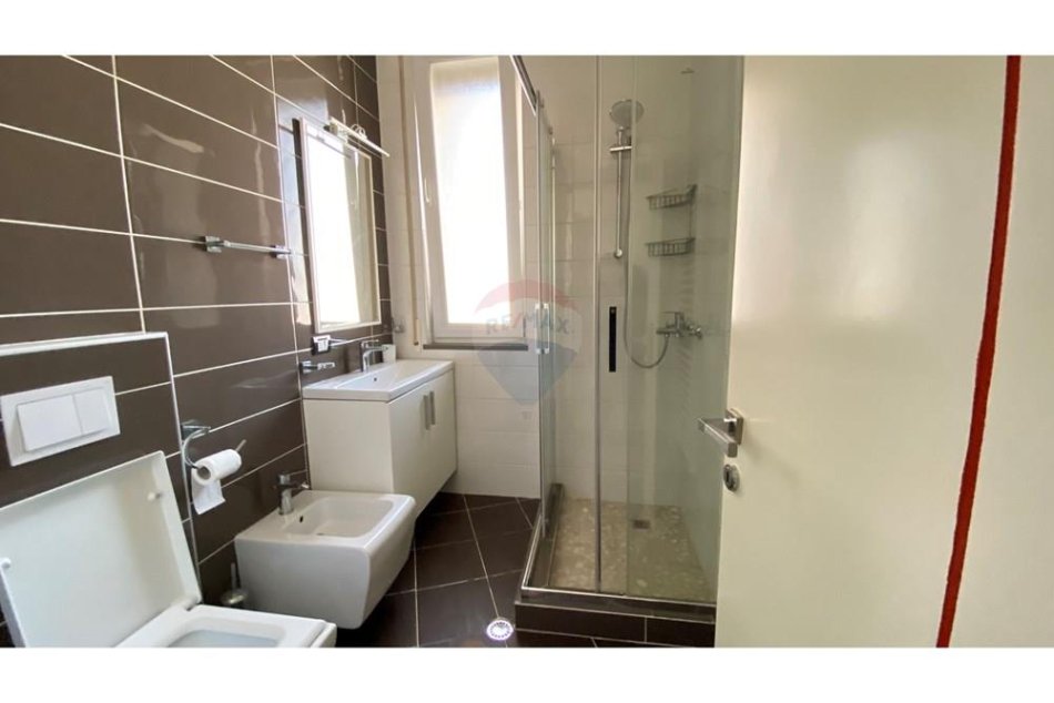 Tirane, jepet me qera apartament 2+1 , 800 € (Kopshti Botanik)