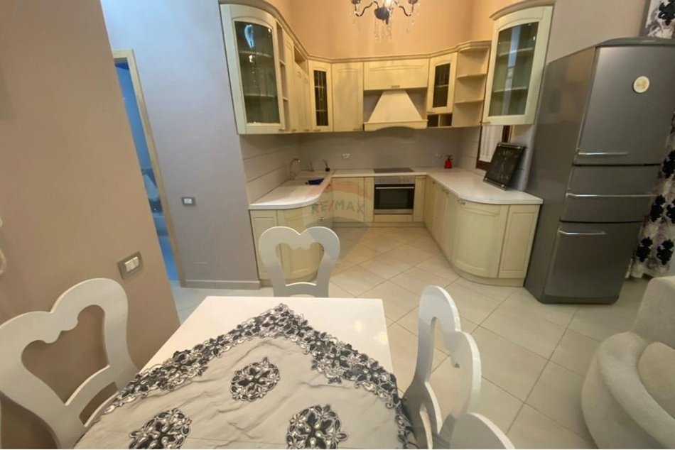 Tirane, jepet me qera apartament 2+1 , 800 € (Kopshti Botanik)