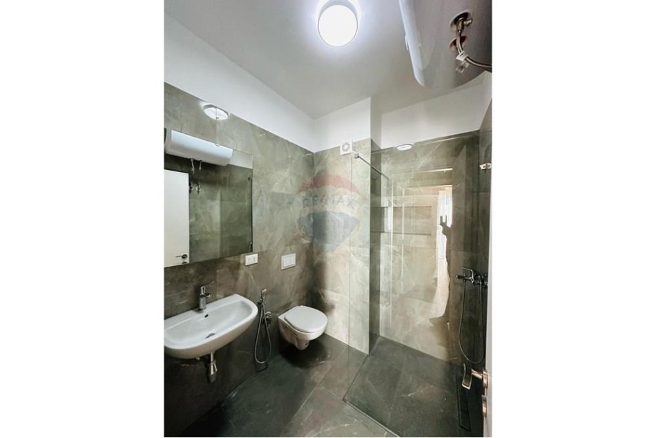 Tirane, jepet me qera 2+1+Ballkon Kati 9, 110 m² 800 € (Rruga e Dibres)
