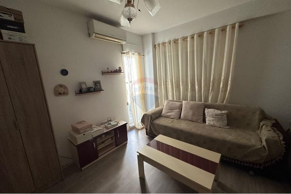 Tirane, jepet me qera 1+1 Kati 5, 65 m² 450 € 