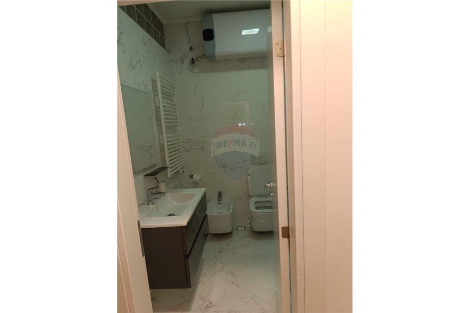 Tirane, jepet me qera apartament 1+1 , 75 m² 700 € (Rr. Tefta Tashko)