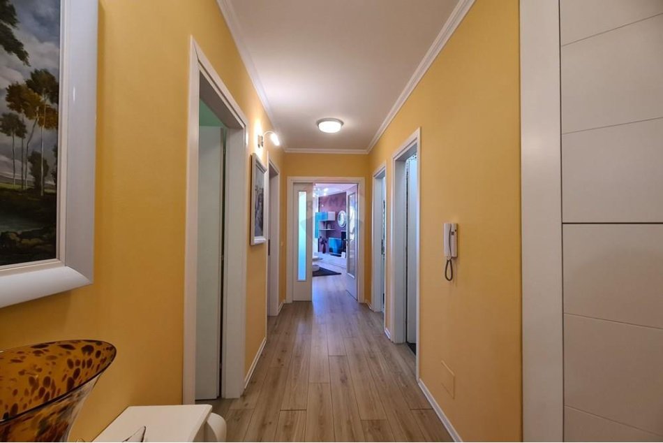 Tirane, jepet me qera apartament 3+1+Ballkon Kati 4, 110 m² 850 € (ali dem)
