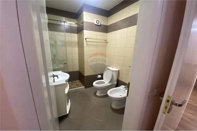 Tirane, ofert apartament 3+1 120 m² 600 Euro