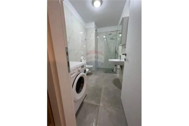Tirane, jepet me qera apartament 1+1 Kati 9, 78 m² 450 Euro