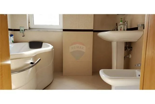 Tirane, jepet me qera apartament 2+1 Kati 4, 110 m² 850 Euro (Apartament 2+1 per qira prane Liceut Artistik)