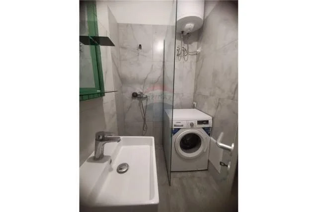 Tirane, jepet me qera apartament 1+1 Kati 4, 74 m² 450 Euro (kompleksi kontakt)