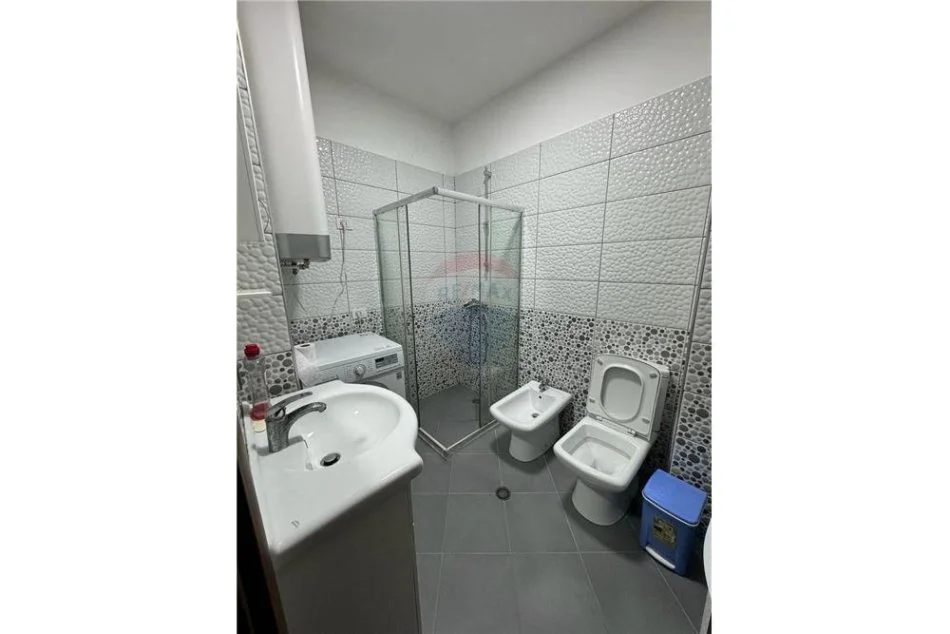 Tirane, jepet me qera apartament 2+1+Ballkon, Kati 6, 75 m² 400 € (Astir)