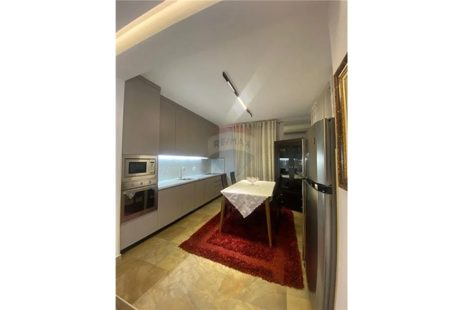 jepet me qera apartament 1+1+Aneks Kati 3, 80 m² 600 € (Rruga Tre Vellezerit Kondi)