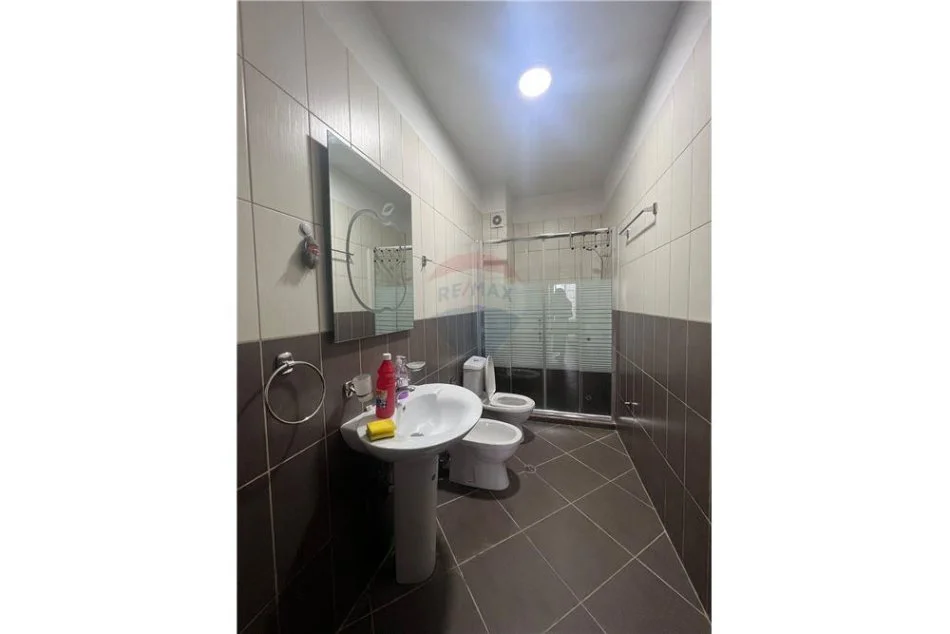 Tirane, jepet me qera apartament 2+1+Aneks , 120 m² 550 € (Liqeni i Thate)