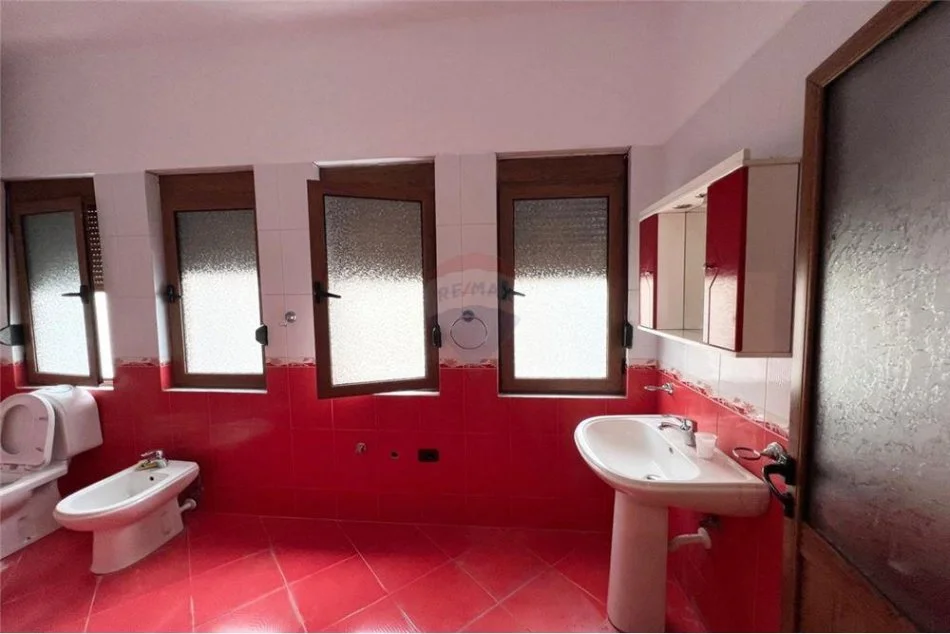 Tirane, jepet me qera 1+1 Kati 3, 70 m² 300 € (Rruga Spiro Cipi - Shkolla e Bashkuar, Shqipëri)