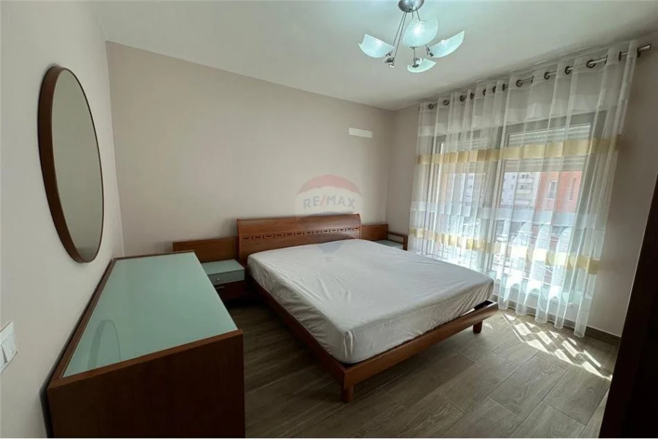 Tirane, jepet me qera apartament 1+1+Aneks+Ballkon Kati 3, 73 m² 650 € (Rruga e Kavajes - Kompleksi Delijorgji)