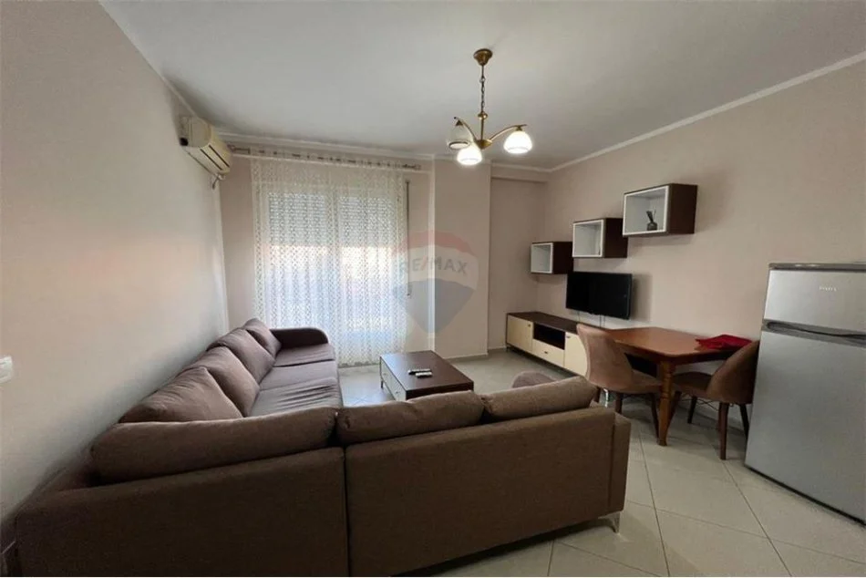 Tirane, jepet me qera apartament 1+1 Kati 2, 65 m² 500 € (komuna parisit)