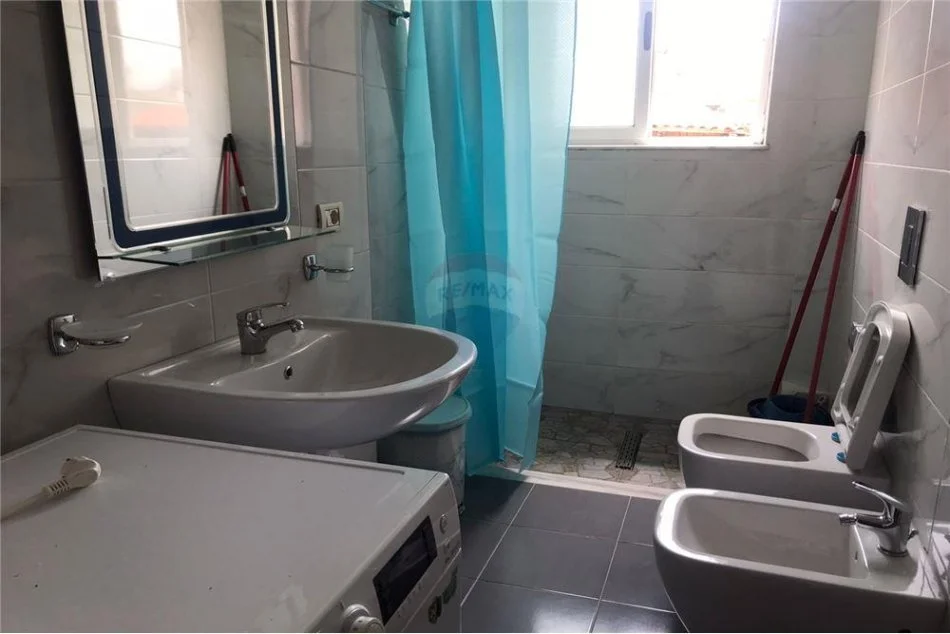 Tirane, jepet me qera apartament 2+1 Kati 4, 77 m² 550 € (Rruga e Durrësit)