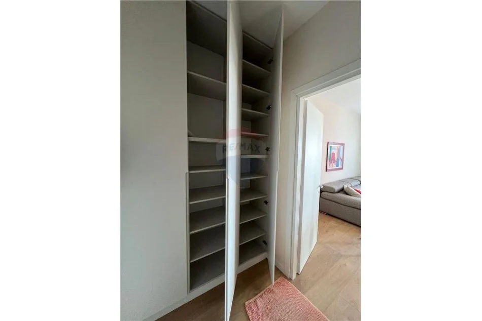 Tirane, jepet me qera apartament 2+1+Ballkon Kati 8, 105 m² 1.000 € (Rruga Myslym Shyri)