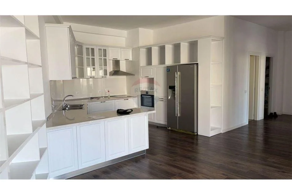Tirane, jepet me qera apartament 3+1 Kati 3, 172 m² 1.000 € (Benjamin Kruta)