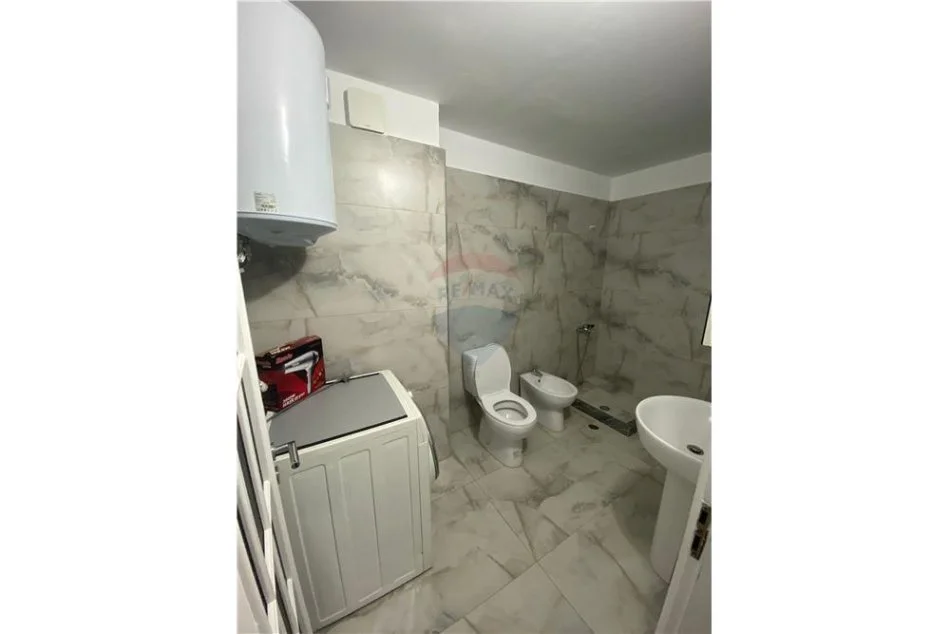 Tirane, jepet me qera apartament 2+1 Kati 8, 110 m² 750 € (Rruga Komuna e Parisit)