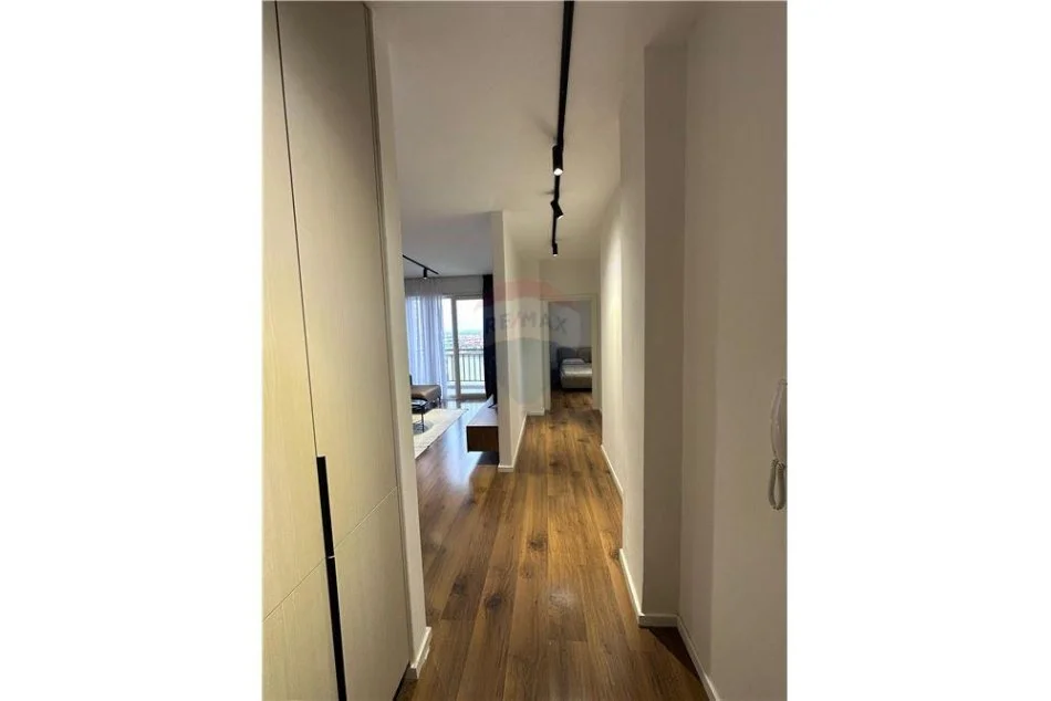 Tirane, jepet me qera apartament 1+1 , 60 m² 500 € (Shkolla e Bashkuar)