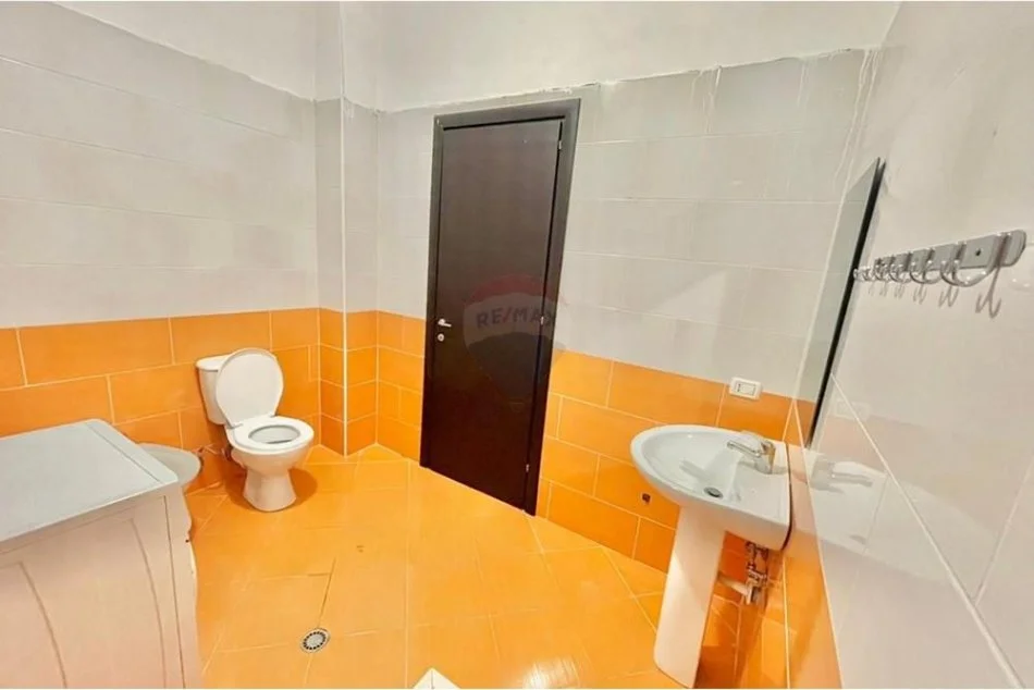Tirane, jepet me qera apartament 1+1+Ballkon Kati 1, 64 m² 300 € (Rruga e Dajtit)