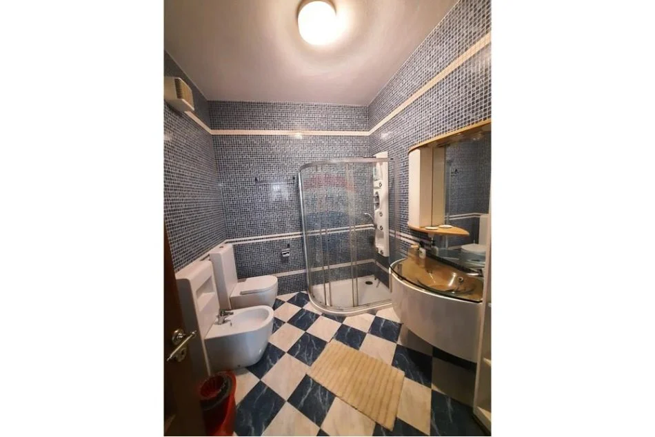 Tirane, jepet me qera apartament 2+1 , 170 m² 1.300 € (Jepet me Qira Apartament tek Ambasada Amerikane)
