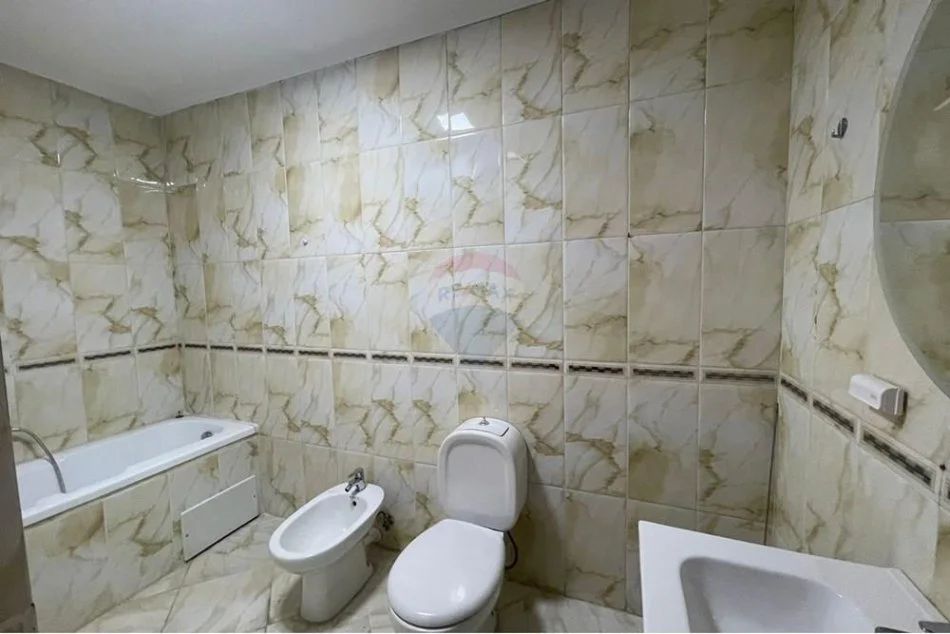 Tirane, jepet me qera apartament 2+1 Kati 3, 115 m² 800 € (Rruga e Kavajës)