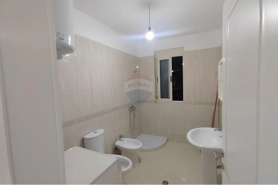 Tirane, jepet me qera apartament 2+1+Ballkon Kati 3, 97 m² 450 € (Rruga Hamdi Garunja)