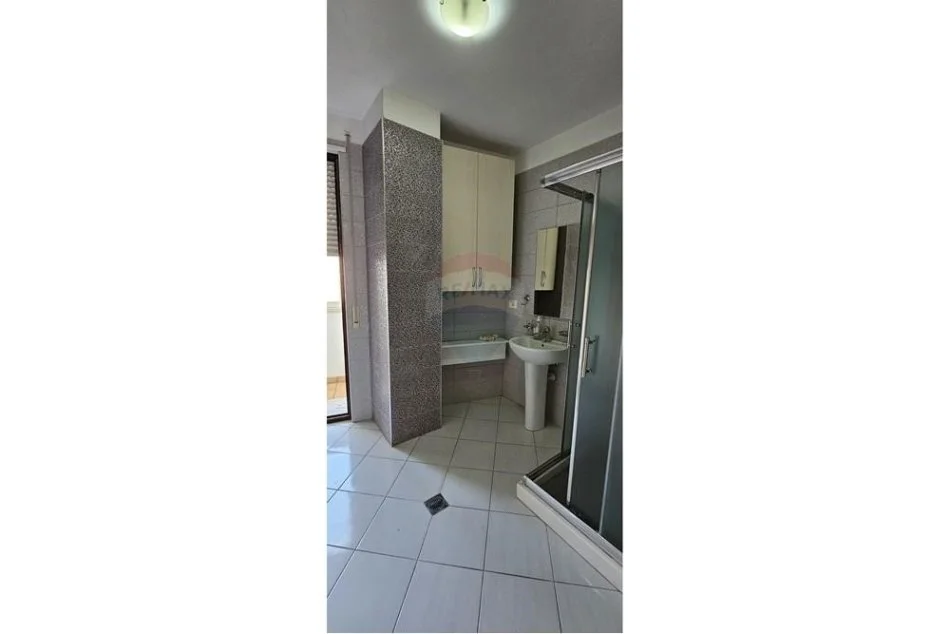 Tirane, jepet me qera apartament 1+1 Kati 3, 78 m² 550 € (Jepet apartament me qira te rruga Mine Peza)
