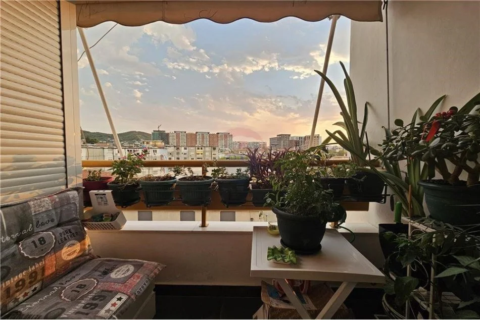 Tirane, shitet apartament 2+1 , 105 m² (Apartament 2+1+2 per shitje, Pallati me Shigjeta!)