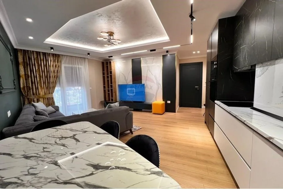 Tirane, jepet me qera apartament 2+1 Kati 5, 114 m² 1.300 € (Apartament 2+1+2 plus post parkimi me qira)